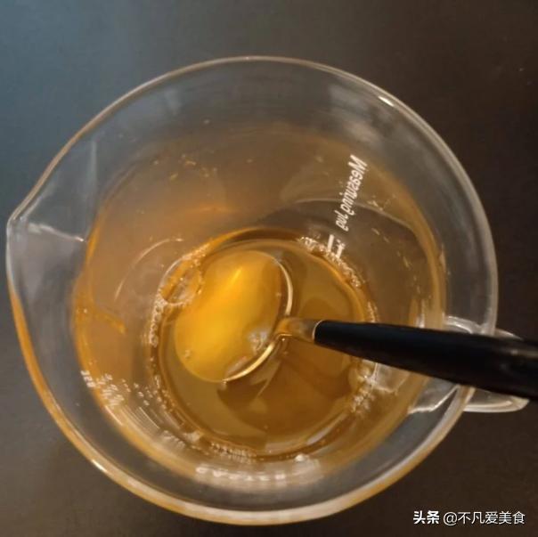 夏天太热了喝一杯冰镇果汁,天气太热了来杯果汁凉快解暑