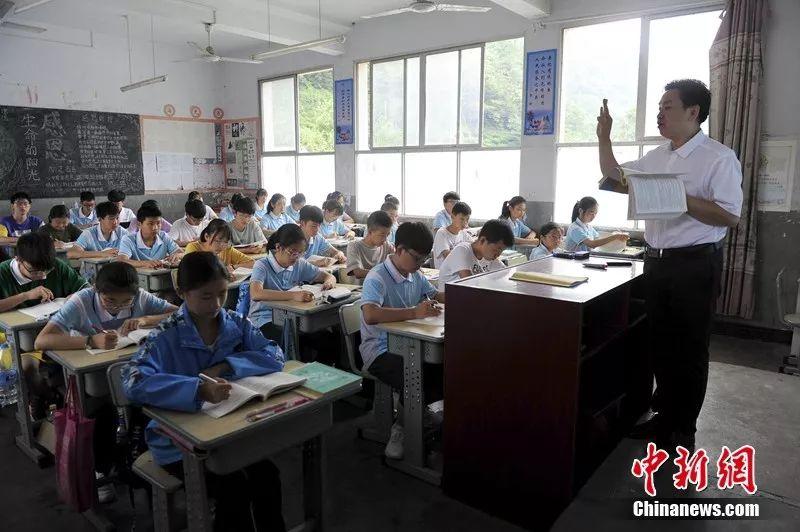 五峰*花采**乡一乡村教师弃50万高薪助500贫困学子走出大山