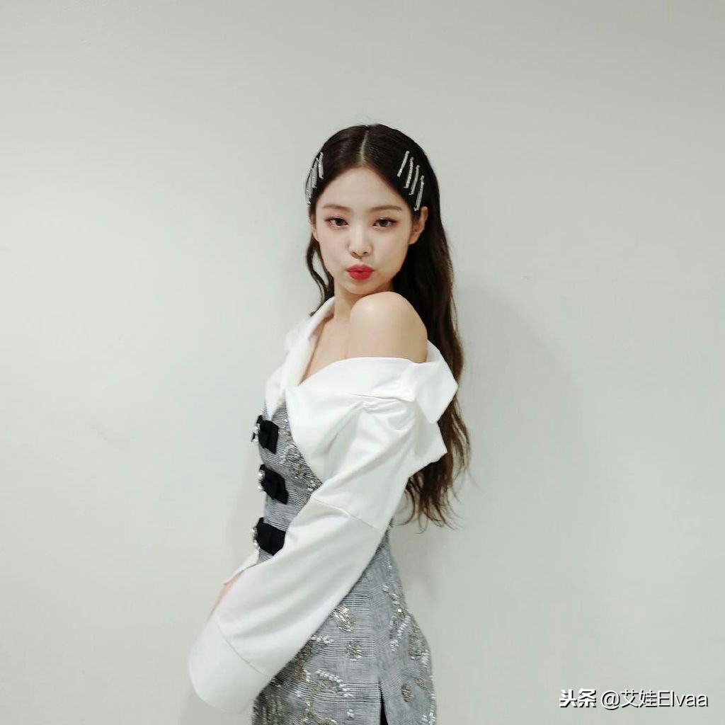 jennie穿绿色连衣裙 (jennie连衣裙露肩)