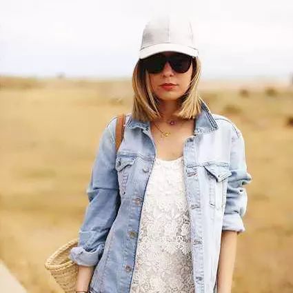 秋天换季内搭怎么选？选对一款白色打底衫，轻松承包多款造型