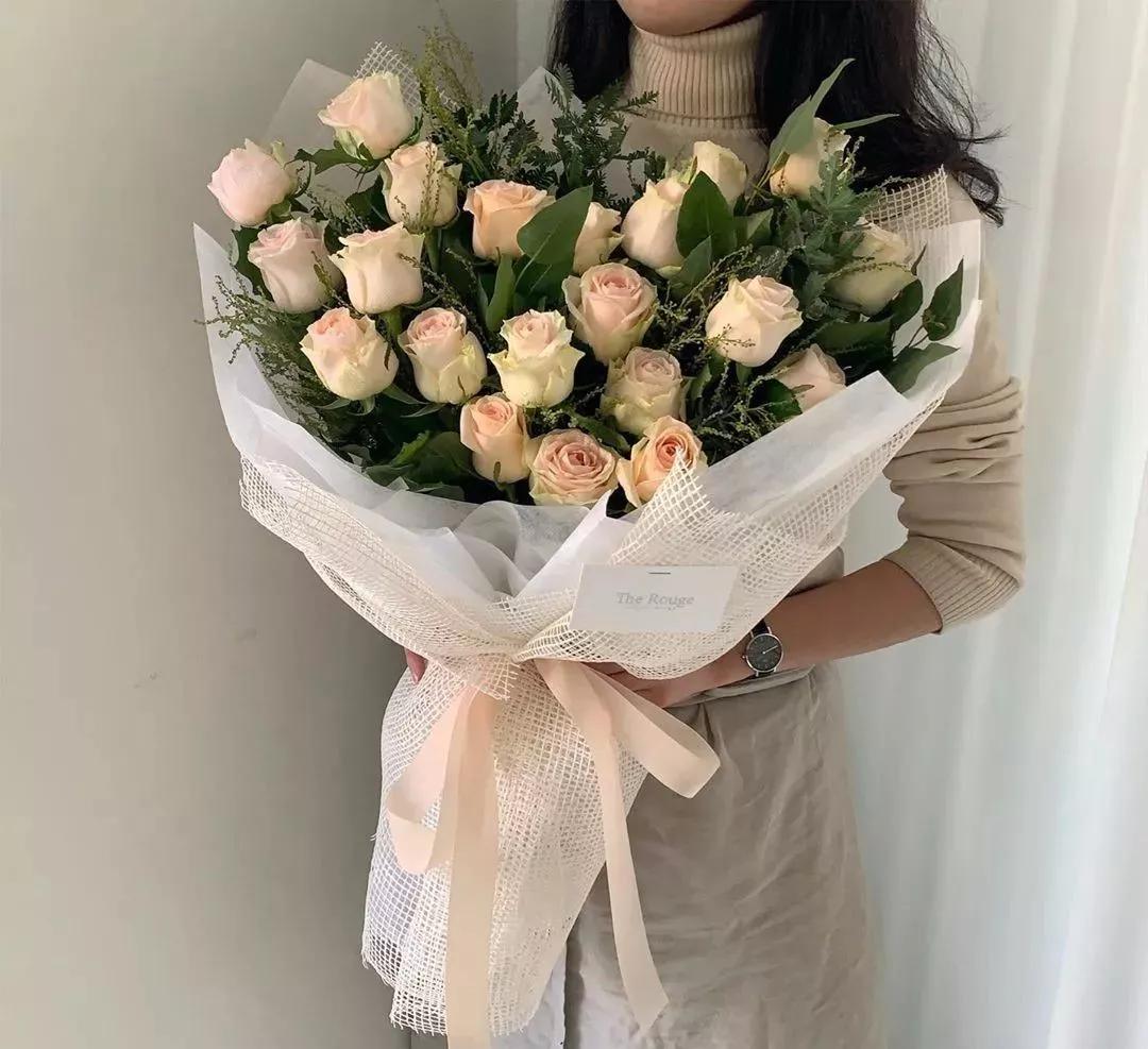 花要不要经常换水,花材正确处理方式及日常养护