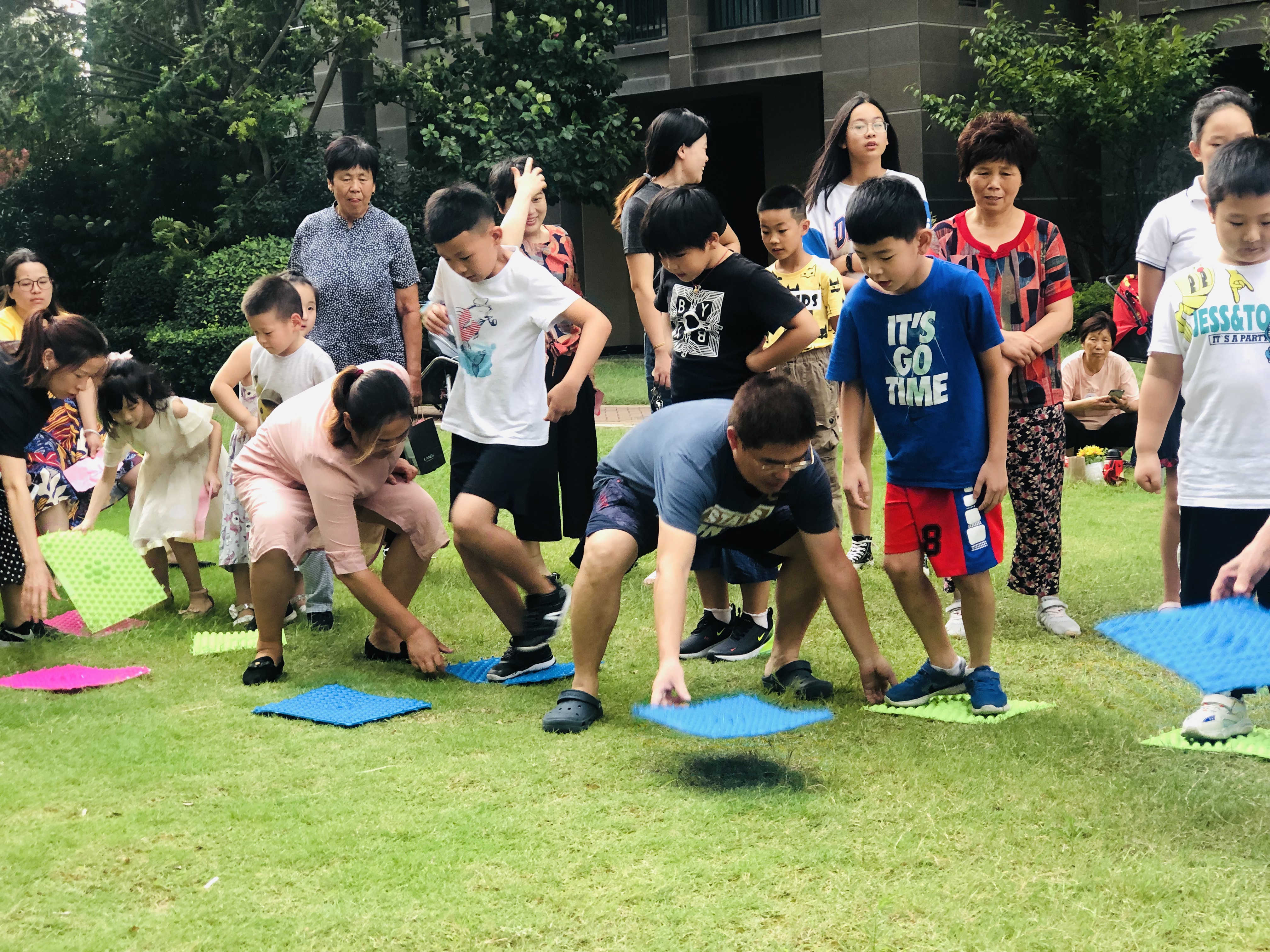 垃圾分类推动居民走向文明自觉,垃圾分类进社区童心同行助环保