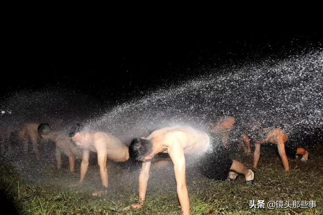 特种兵敬礼动态图,迷彩服军人背面敬礼照片