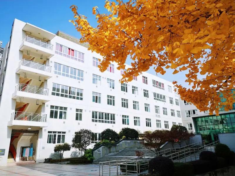 成都铁中和铁中府河校区,成都铁中