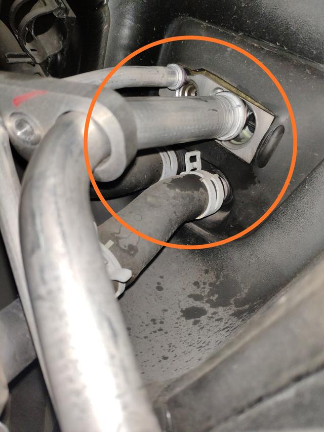 奔驰r350发动机后部漏水维修案例,奔驰r350最外侧水箱怎么拆解