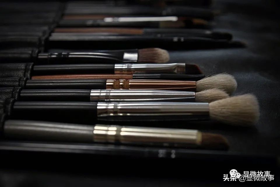 月薪4000的小镇青年背过万的包,月薪4000的小镇青年