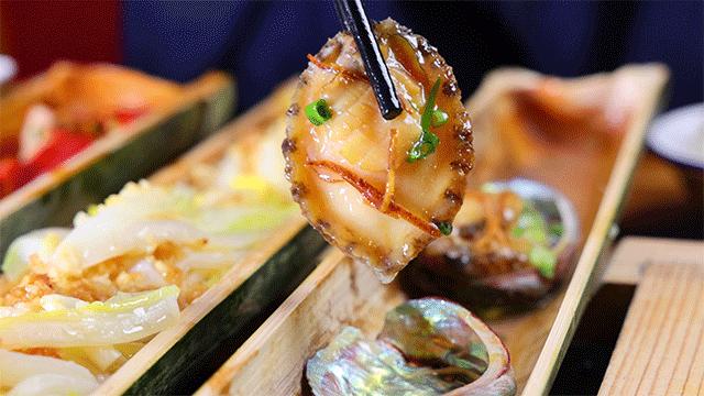 蒸鱼用竹筷子架上放盘子,用竹筒蒸的饭叫什么