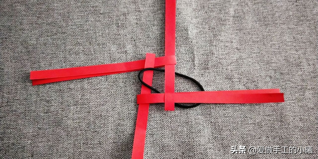 用折星星的纸条做灯笼,用纸条折红红的小灯笼