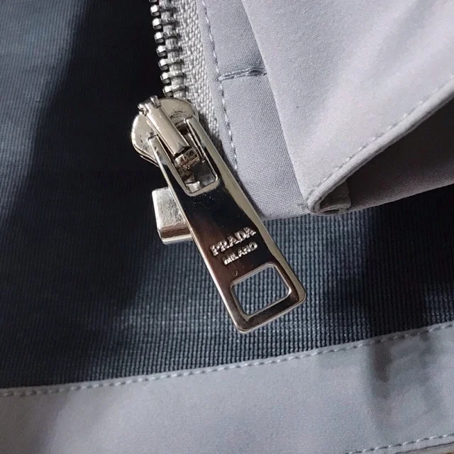 普拉达prada限定冲锋衣,普拉达的冲锋衣