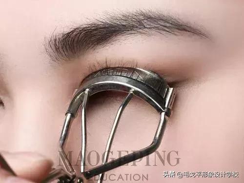 怎么用睫毛夹刷睫毛,三分钟学会夹睫毛和刷睫毛