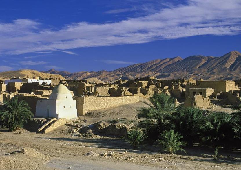 非洲这座旧城，建筑全是最原始的土黄色小薄砖，城里见不到商贩？