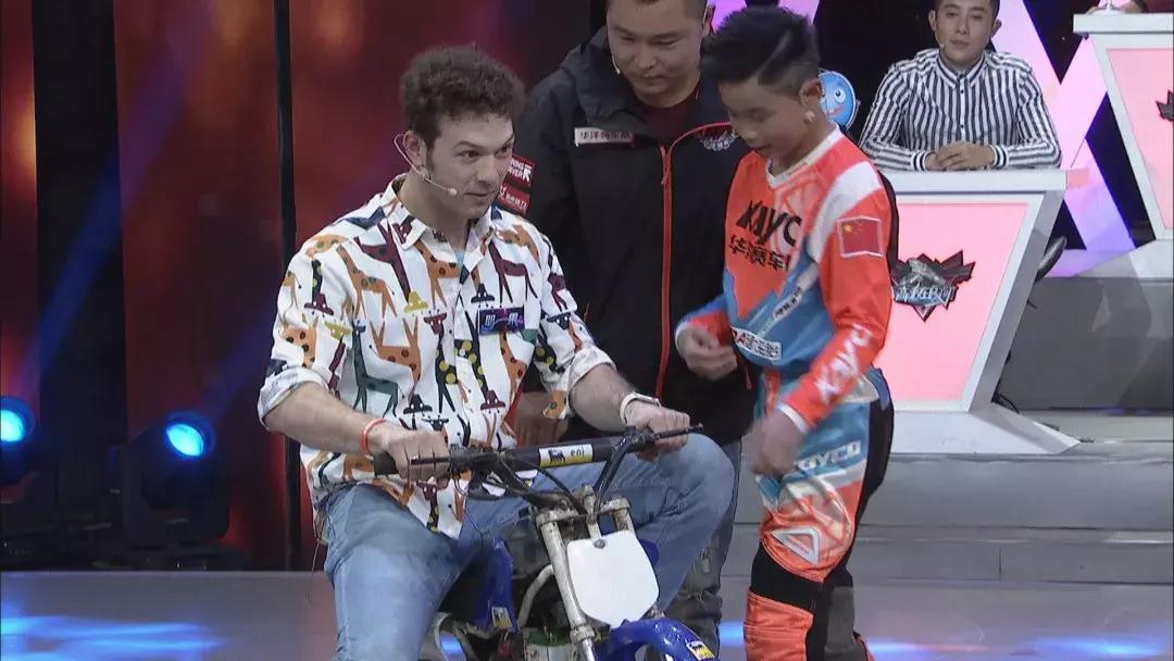 史上最嫩的“追风少年”：5岁就参加摩托车越野锦标赛，从此一发不可收拾！