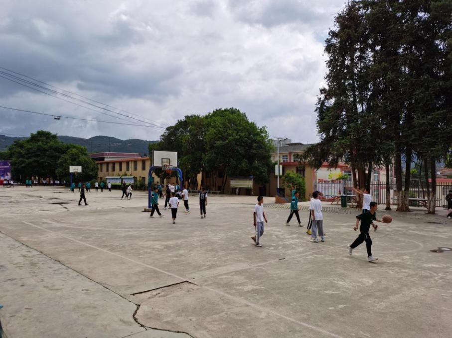 睛彩童年，点亮施甸：让孩子们先看清黑板，再看清未来