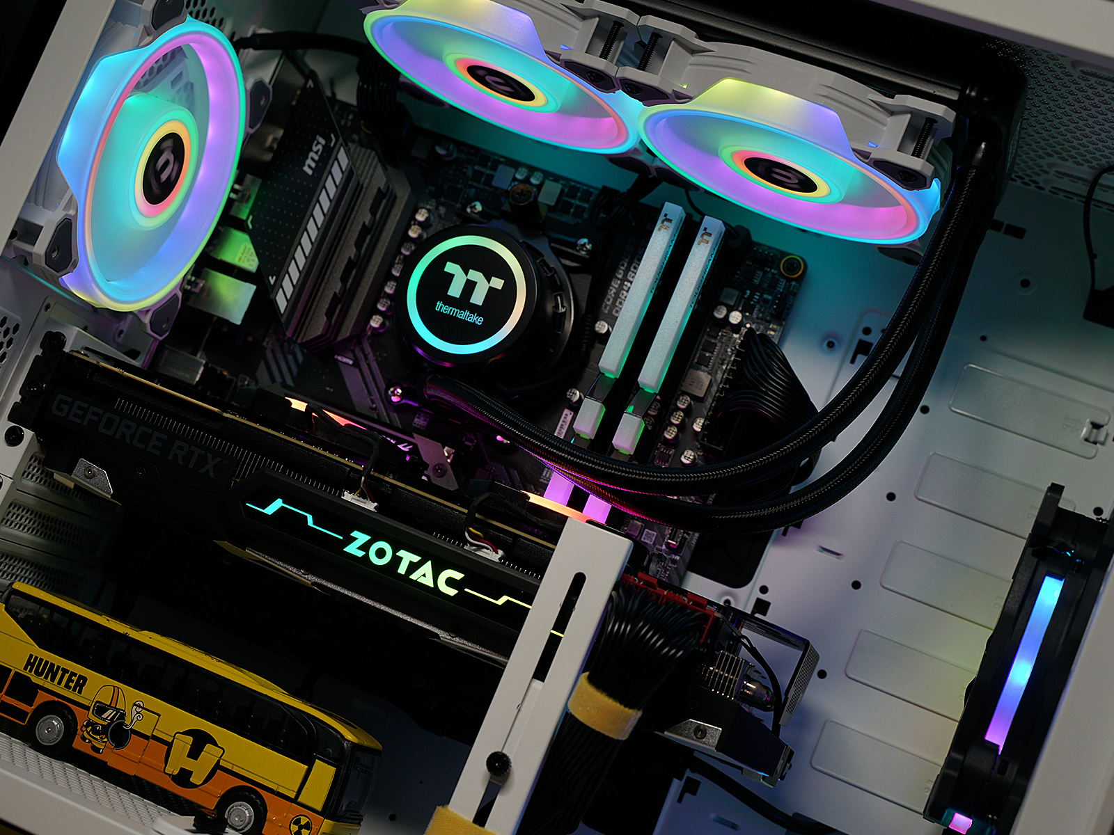 秀桌面：送老婆RGB全家桶PC，钱都花在光效上的感觉真棒