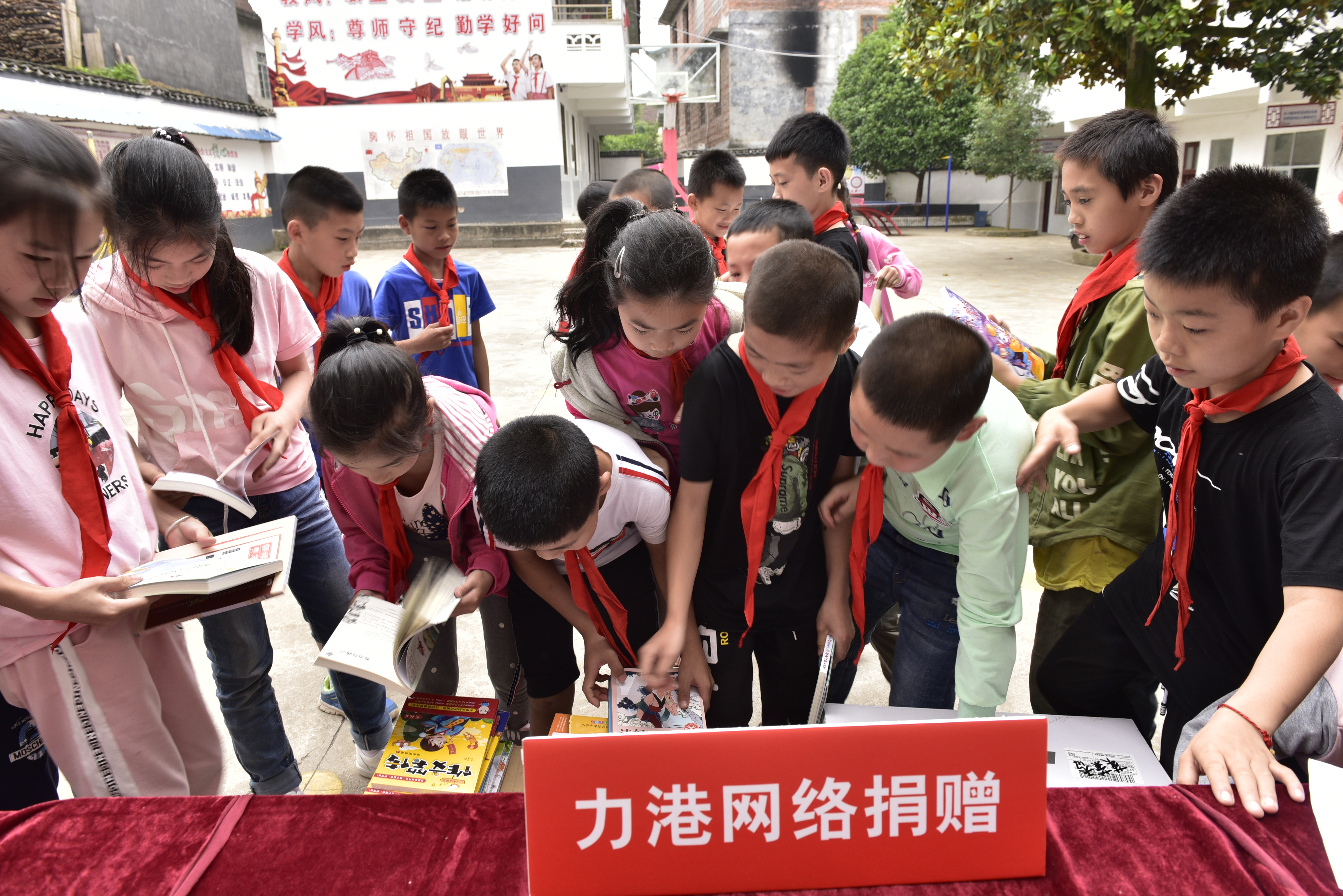 爱心企业六一儿童节慰问,爱心企业六一慰问留守儿童