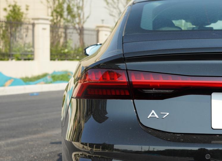 奥迪a7新款上市老款还能买到吗,开了2年的奥迪a7还能卖多少