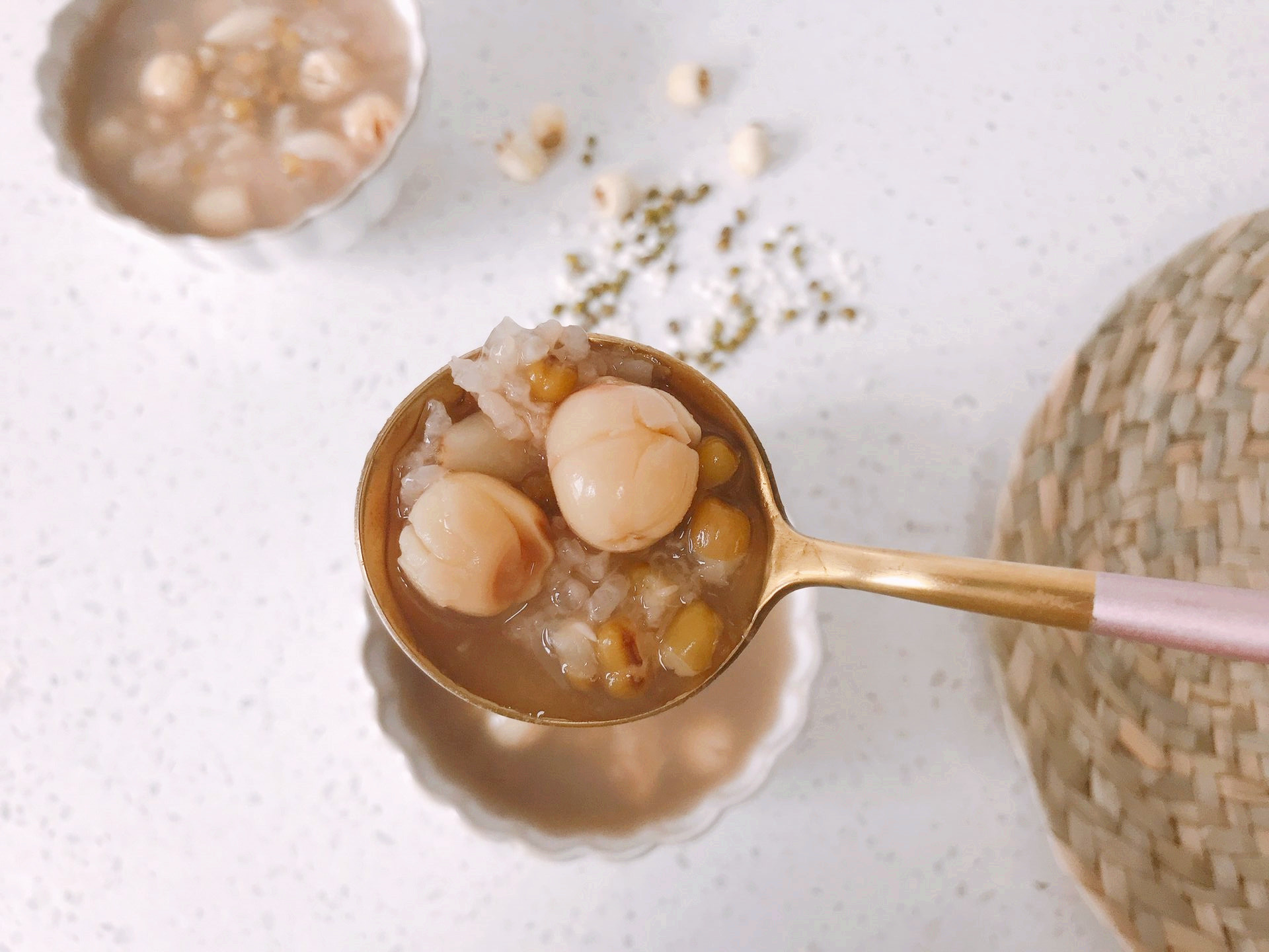 酷暑天气来碗冰镇莲子汤降降火,清热解毒又下火的绿豆莲子汤