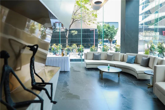 最具建筑感总部展厅亮相！华岩品致打造“百店百面”赋能“牛商”