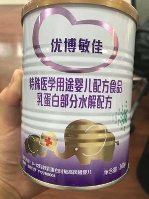 闺蜜给宝宝冲奶粉,冲奶粉满满一勺