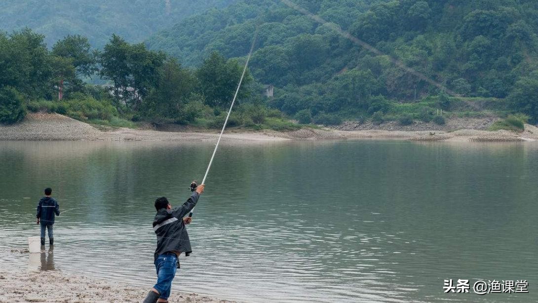 钓鱼遇到大鱼咬钩，一旦“拔河”基本都是输，教你3招釜底抽薪法