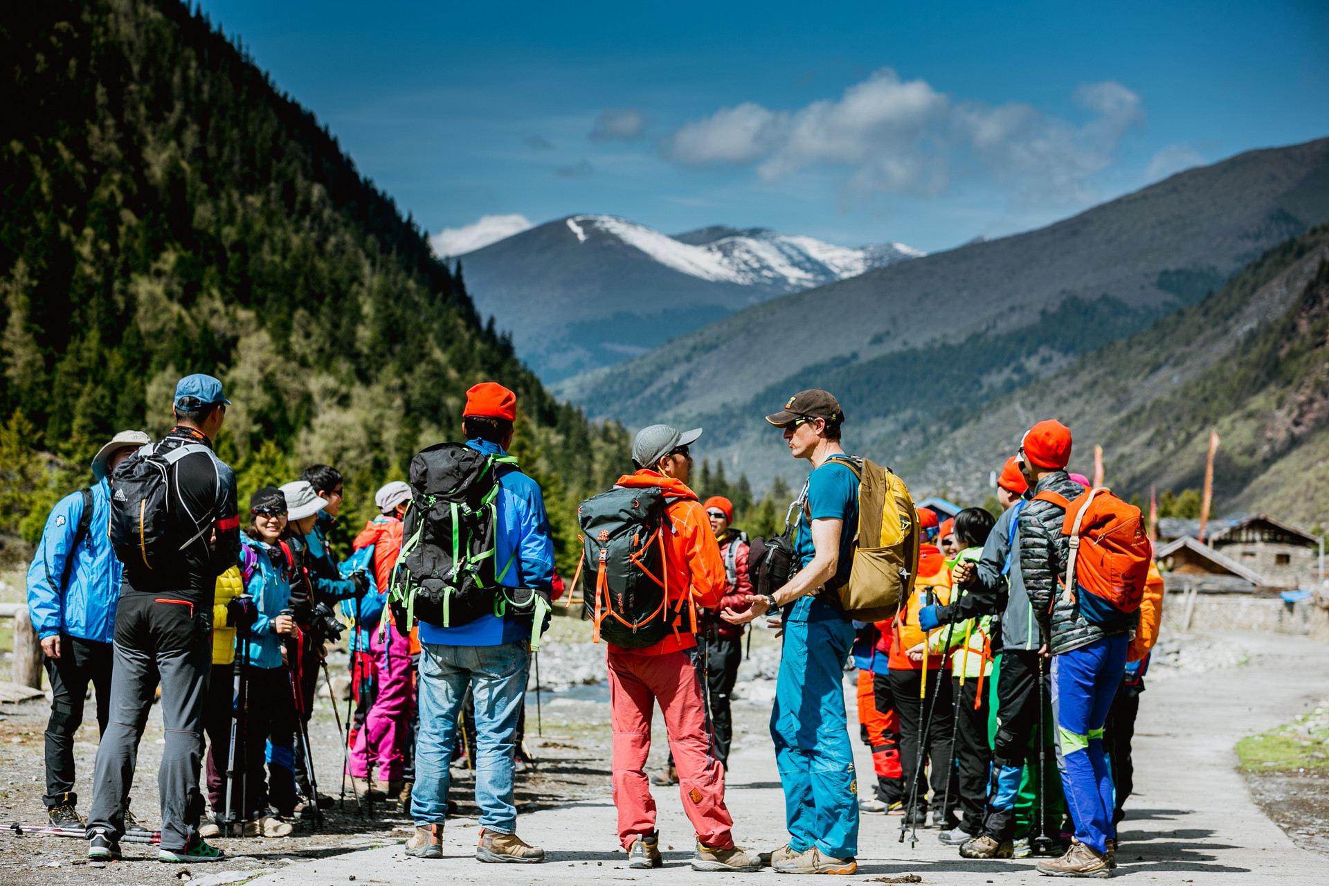 要去旅行箱子怎么收拾才不占地方,三人外出旅游如何整理行李箱