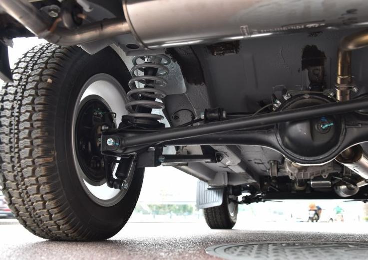 越野圈公认的三款老炮车型,手动挡、手摇窗、手摇发动,212上榜