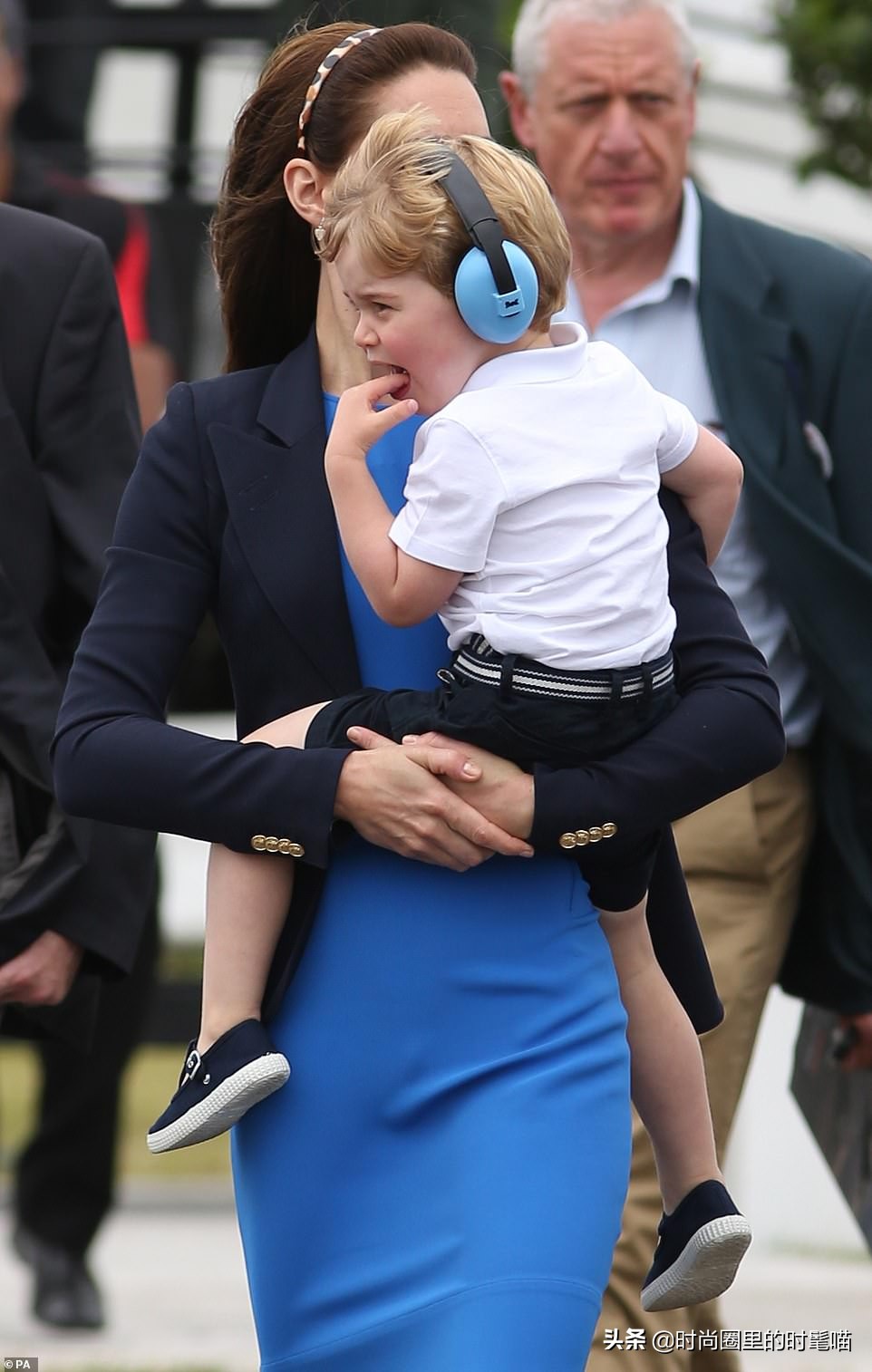 乔治小王子穿西装,乔治王子长大后更帅了