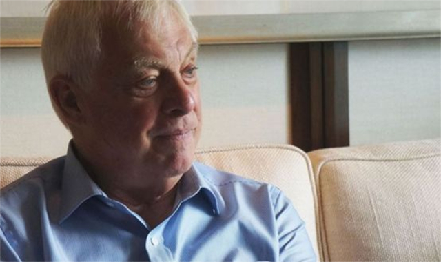 1997年香港回归场景如何？彭定康垂头丧气，一家人离港前痛哭流涕