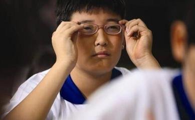 一只眼睛近视了不戴眼镜会怎么样,一只眼睛近视一只不近视戴眼镜吗