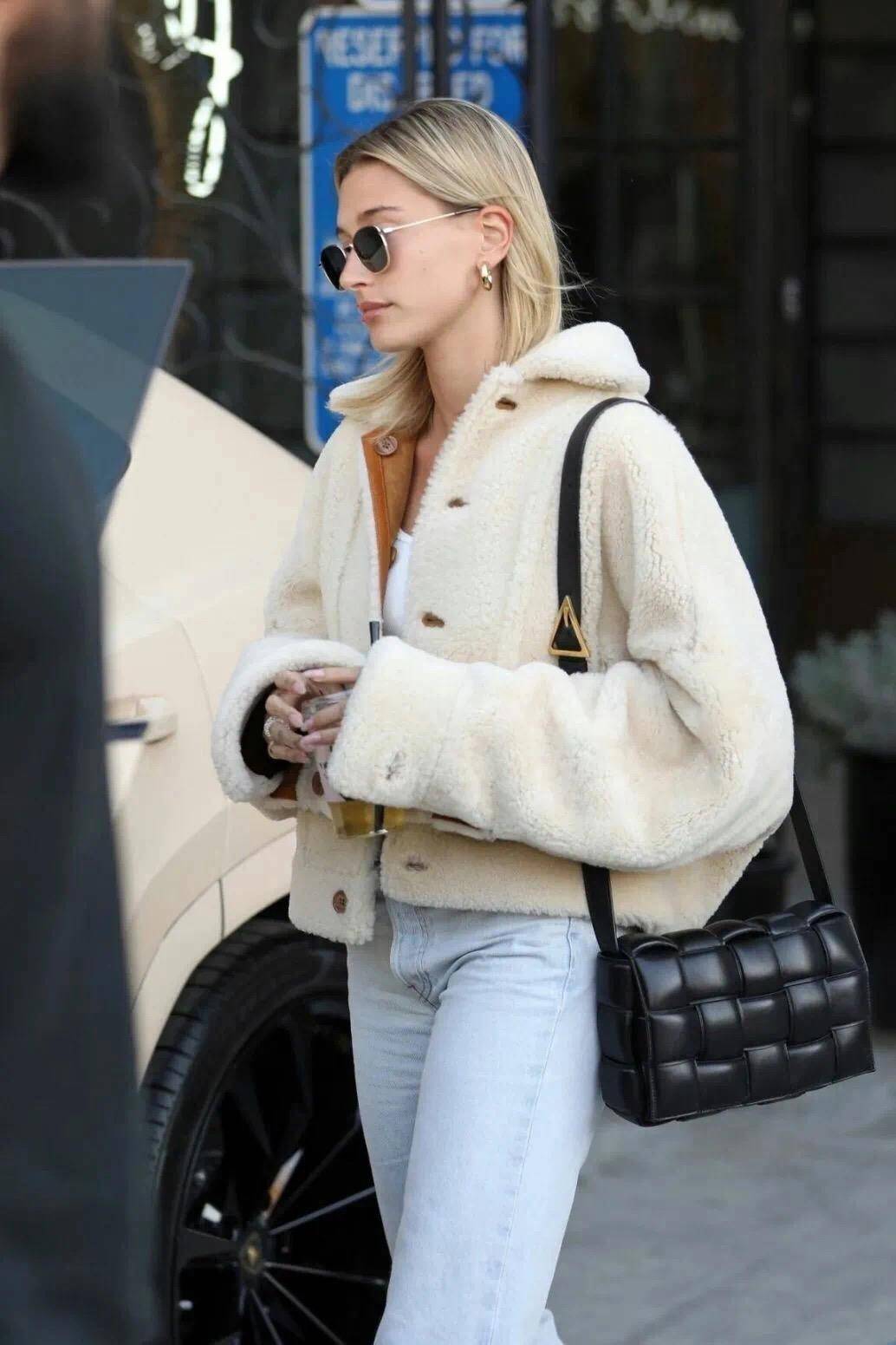 冬天女明星们衣服的穿搭,冬天穿大衣的时尚女人