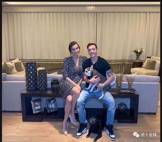 足球最深情的球员女友,足球运动员与球迷的暖心时刻