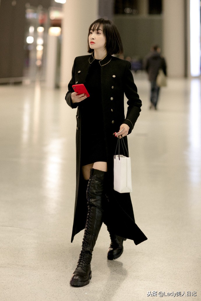 宋茜银色光幕裙搭配星光高筒靴,宋茜穿超长过膝高筒靴