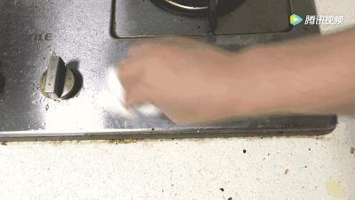 不锈钢楼梯扶手油污清洁小妙招,清洁厨房纱窗油污的小妙招