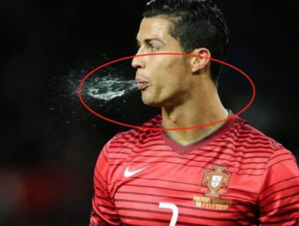 为什么足球运动喝了水要吐出来,足球运动员喝水吐出来