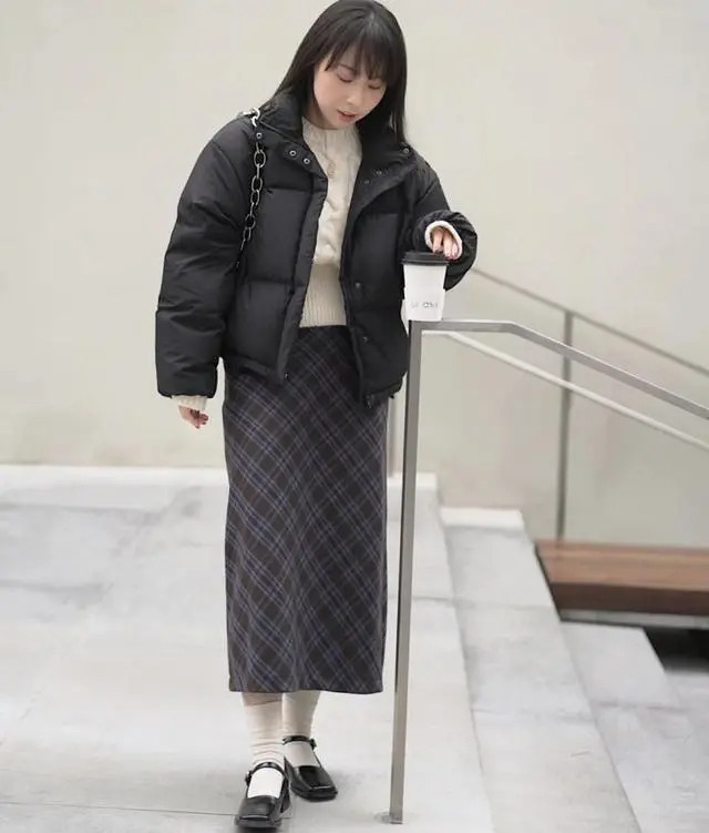 羽绒服小个子内搭裙145-150高级感,小个子羽绒服搭半身裙长度