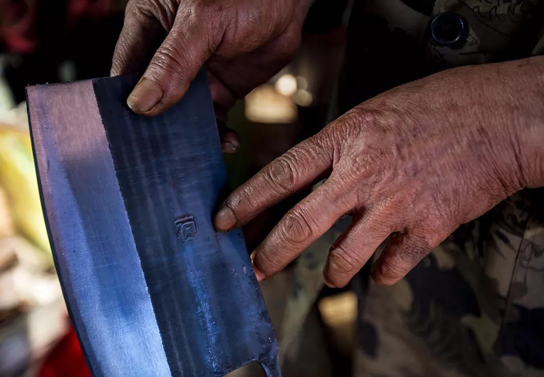 闪石乡锻刀匠：42年只为做好一把菜刀！