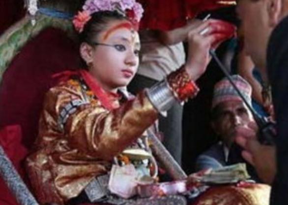 尼泊尔“活女神”双脚不能沾地，初潮就退位，无人敢娶