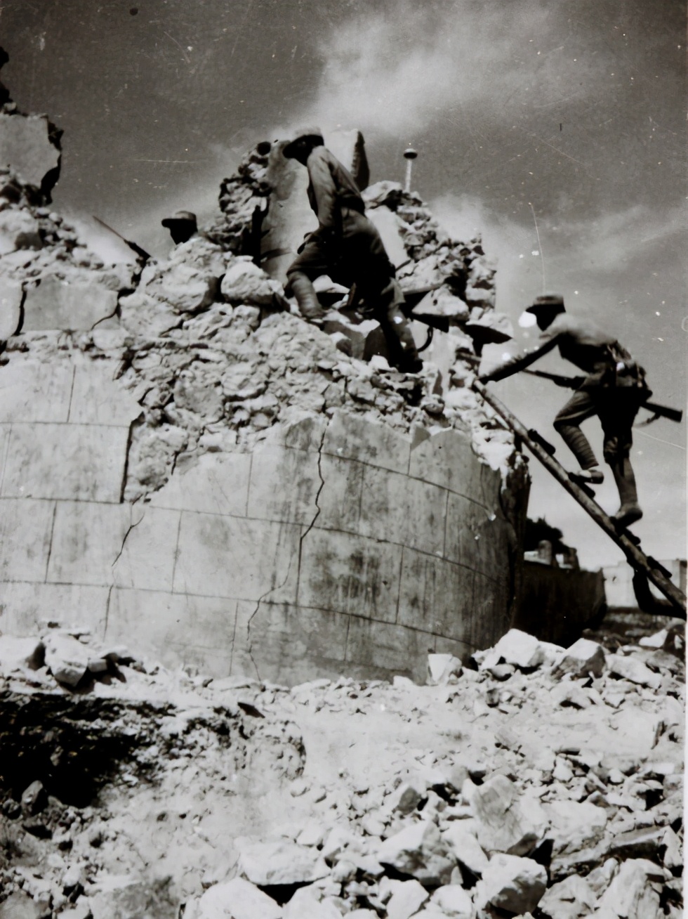 *世友许**被难住14天没打下县城，小班长一根竹竿一个滑轮，一天拿下