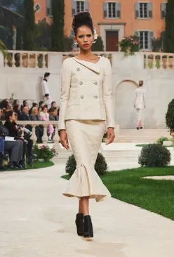 chanel香奈儿1995年时装秀,chanel香奈儿2015高级时装秀