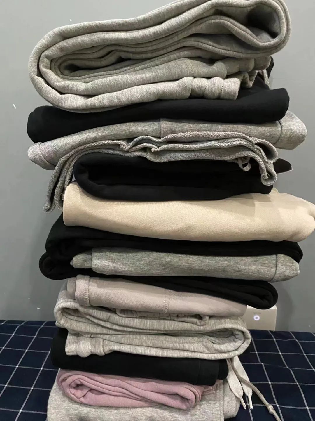 每个人的衣橱里都有一条灰色卫裤,每个人是不是都有一条灰色卫裤