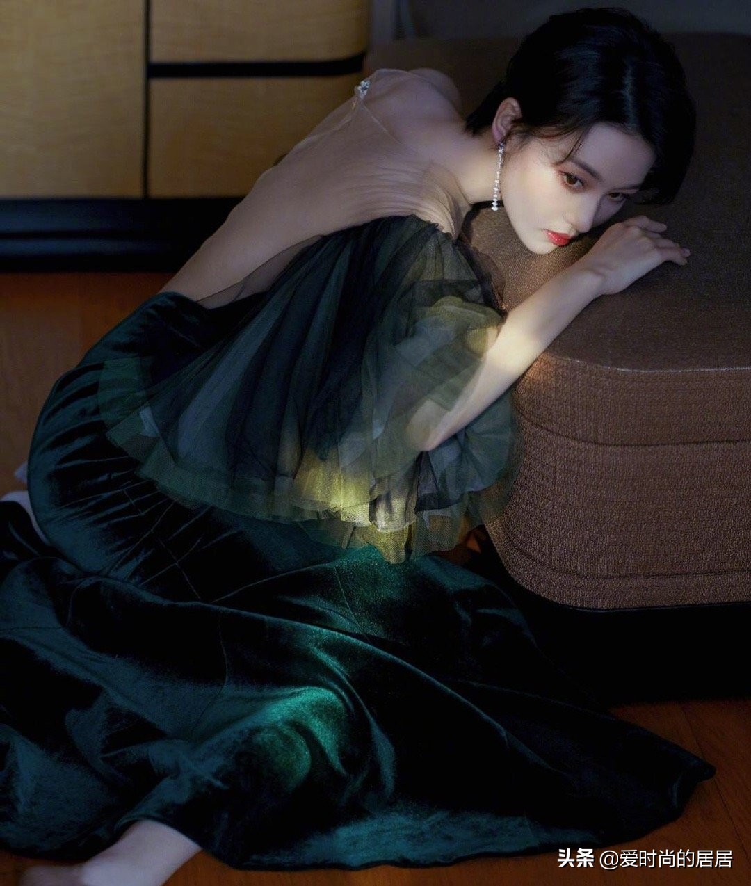 张馨予短发西装出镜颜值高吗,张馨予黑西装看秀照片