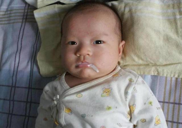 给宝宝拍了奶嗝怎么还吐奶？光拍可不行，宝妈还得注意5个点