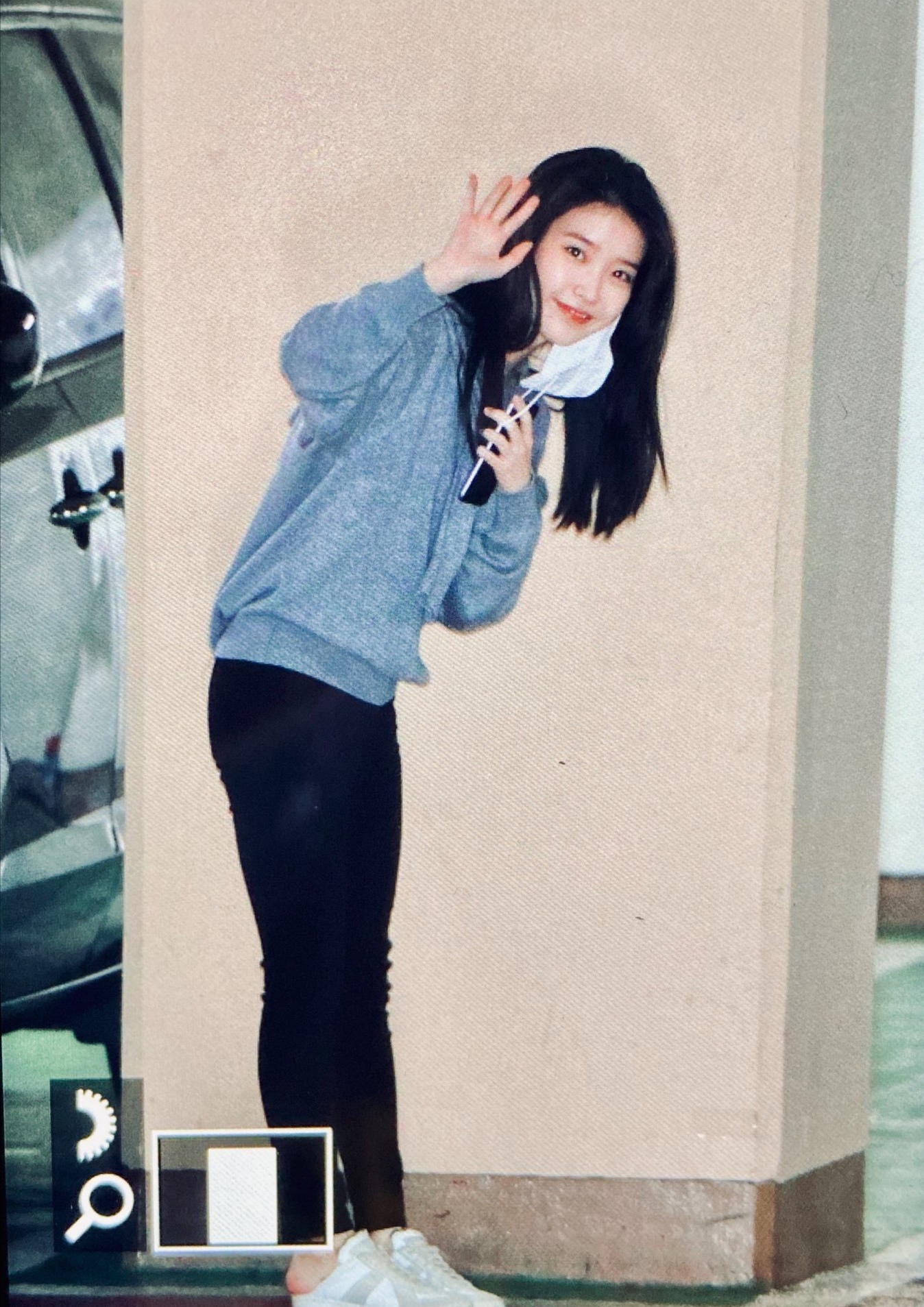 IU李知恩ins更新！蓝色连衣裙搭配渐变粉发型，气质灵动鬼马十足