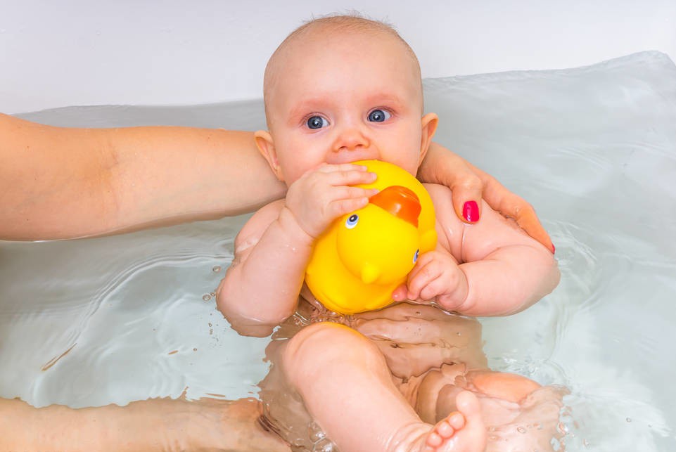 夏天到了，孩子却不爱洗澡？3招，教会家长养出爱干净的宝宝