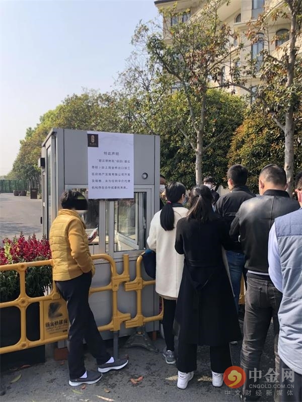 戴口罩扫码排队,戴口罩有序排队