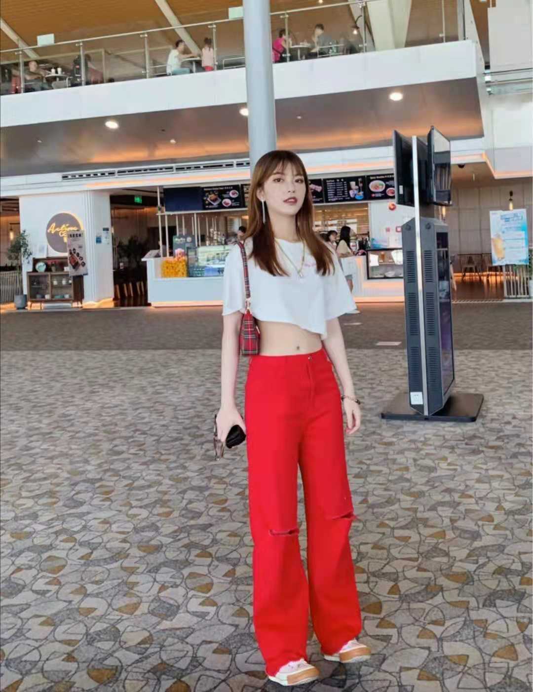 红色连体裤阔腿裤怎么搭配上衣,红色阔腿裤配什么颜色上衣好看