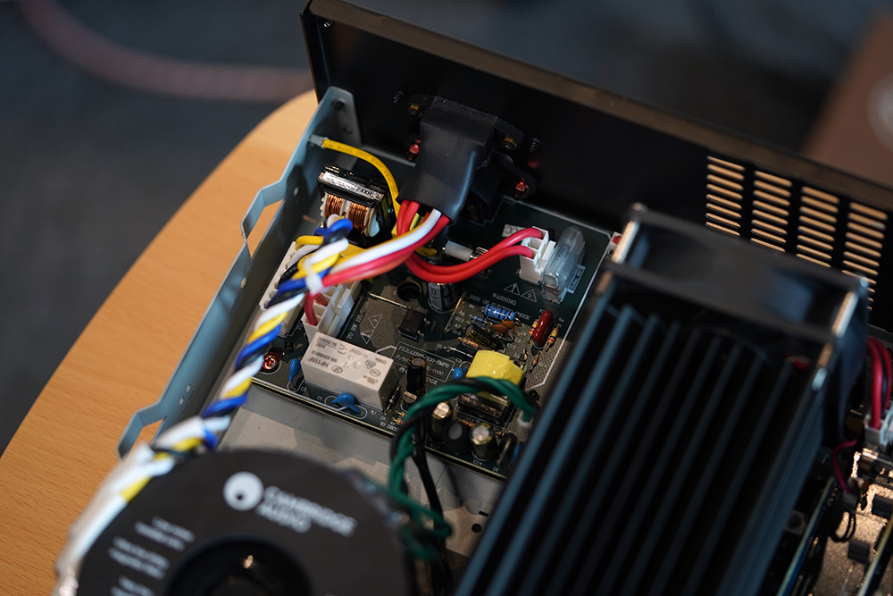 和静电音响不一样？磁力平板音响MagnepanLSR试用