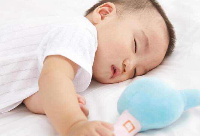 新生儿怎么裹毛巾睡觉,新生儿入睡办法