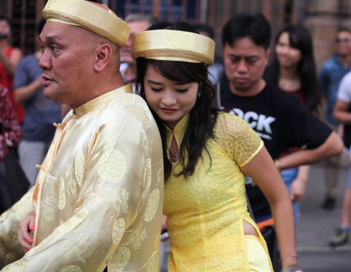 越南摩托车接亲很火视频,越南婚车队