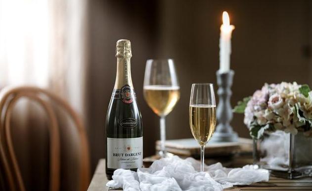 如果你月入过万每天一杯星巴克,5000块工资每天一杯星巴克